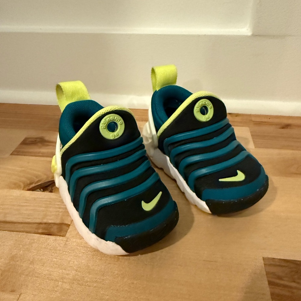 NEW Nike Dynamo Go Sneakers 3C